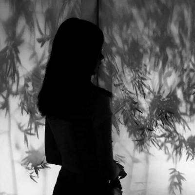 黑白女生头像背影全身女生霸气头像黑白高冷