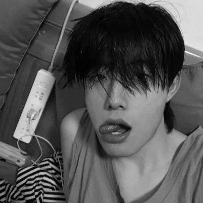 成熟颓废黑白男头像如今只剩孤独冰冷