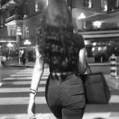 黑白女生头像冷酷背影