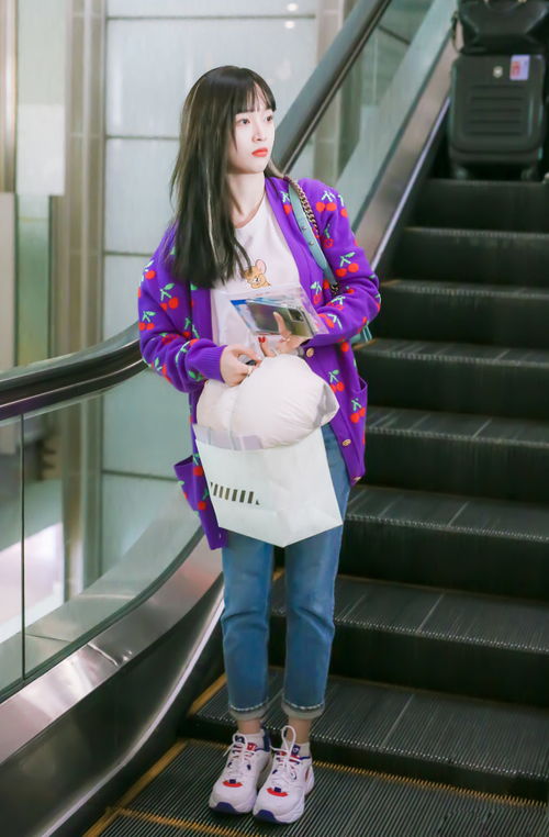 21岁范宁撞衫25岁吴宣仪,穿同款紫色开衫,少女感不相上下