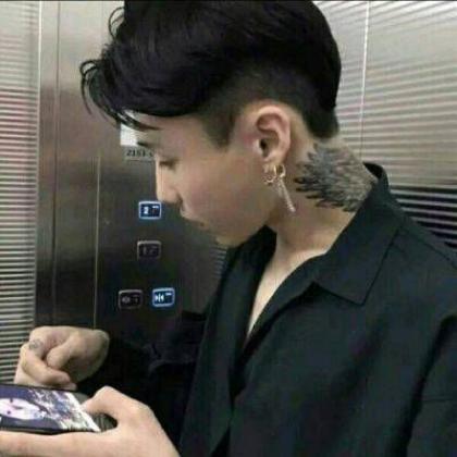 纹身的男生头像,女生怎么看待有纹身的男生呢