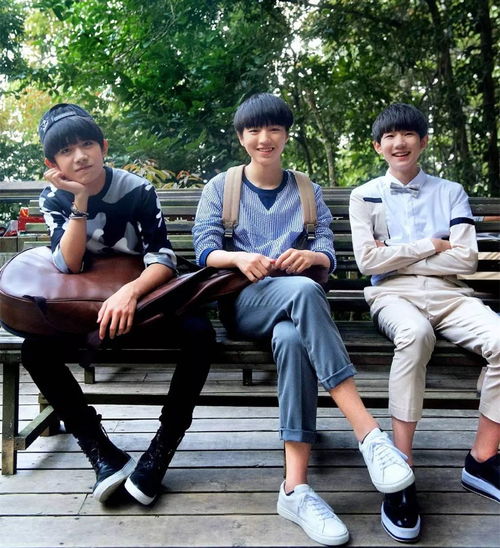 tfboys又把衣服混着穿王俊凯穿千玺裤子王源穿千玺外套,三人太甜了