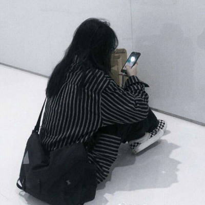 黑白头像女生背影侧脸高冷侧面伤感女头像精选