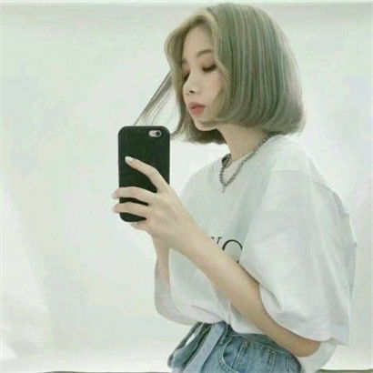 最潮的短发女生头像,样子有点高冷孤独冷酷的