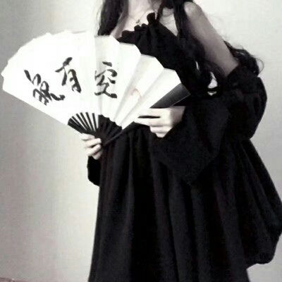 拿着扇子的女头,酷酷的拿扇子头像女生社会女图片