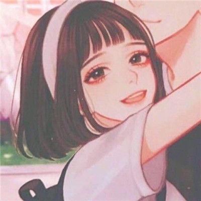 短发女孩搂着男的情头卡通的