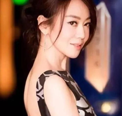 48岁闫妮上快本,漫画腿再登热搜,网友又瘦又美如少女