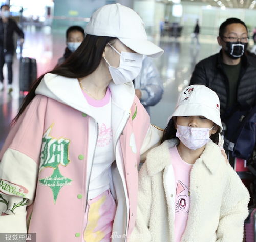 组图李小璐携女儿现身机场甜馨戴口罩身高已到妈妈肩膀