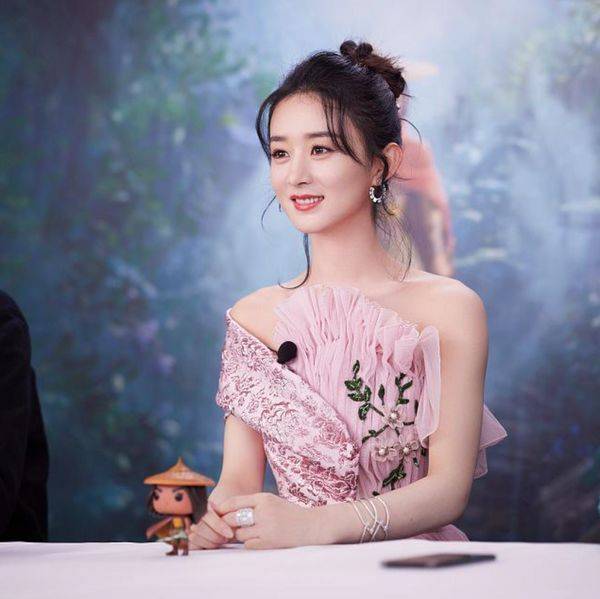赵丽颖瘦太多出席晚宴满脸温柔,瘦出尖下巴身材显单薄冯绍峰