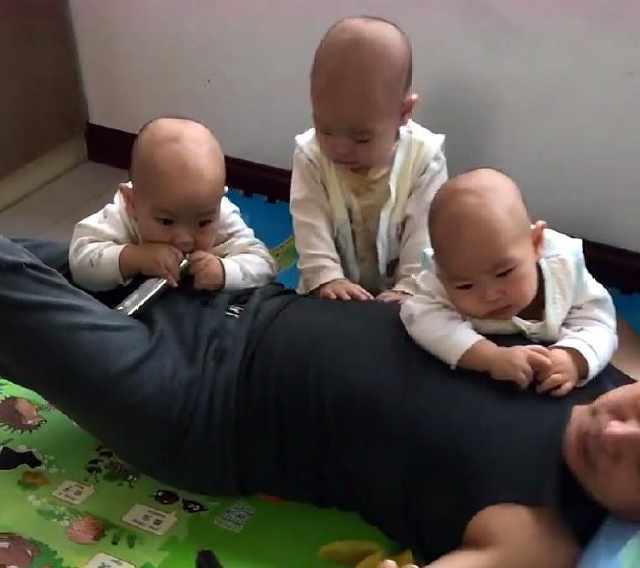 爷爷带娃就是厉害,三胞胎也没难度,网友姜还是老的辣