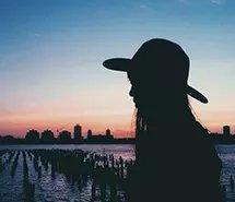 女生头像背影带字伤感夕阳下