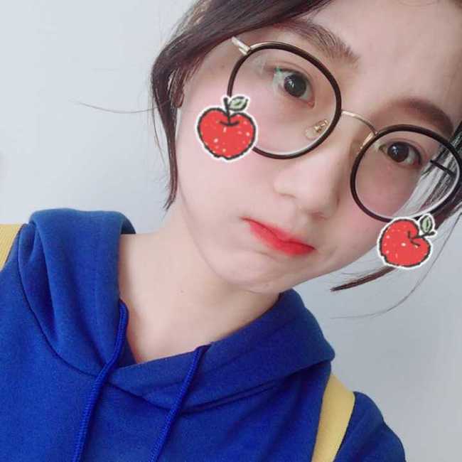 初中就开始戴眼镜的女生,98会是这3类人,很真实