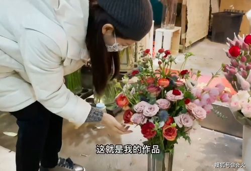 刘涛戴卡通口罩逛花市与男老板讲价害羞捂嘴,被送花瓶赞他有品位