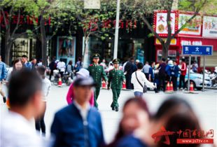 军人的荣耀实拍武警官兵着军装外出