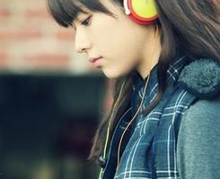 戴耳机听音乐女生头像