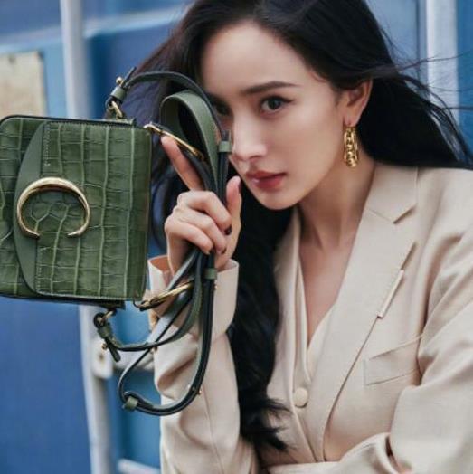 杨幂出席活动,大胆装扮自己,再做一回少女