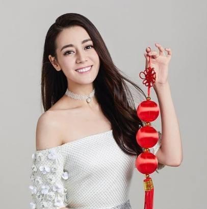 女星同穿一字肩礼服,赵丽颖唐嫣杨颖迪丽热巴古力娜扎谁最美