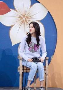 关晓彤靠综艺圈粉,穿卡通毛衣清新又甜美,衣品提升更有少女感了