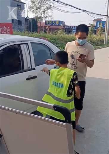 男孩防疫点奶凶要求扫码戴口罩亲奶奶都不放过