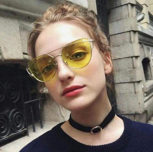 戴墨镜的美女