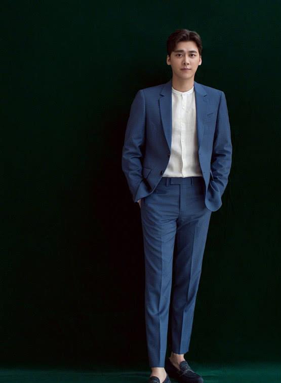 男生穿西装就是帅,李易峰穿上花色西装搭西裤,魅力十足又显范
