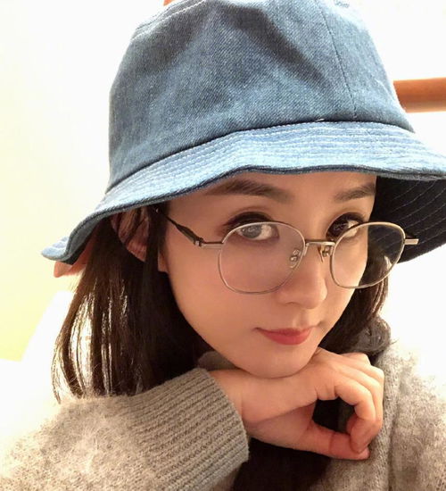 赵丽颖晒出健身照后,首次穿短裤走机场,未修图下的腿,真实了
