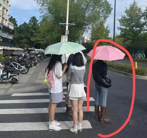 一张女大学生背影对比图,看清穷养和富养的差距,引来近千人点赞