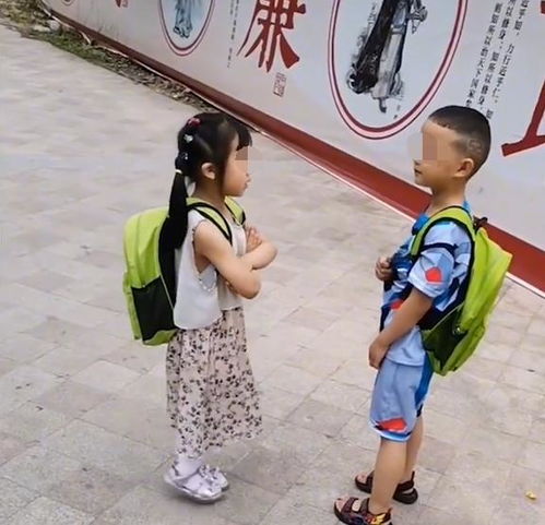 男孩被女孩逼到墙角质问不反抗,对话内容太搞笑,现在的娃太早熟