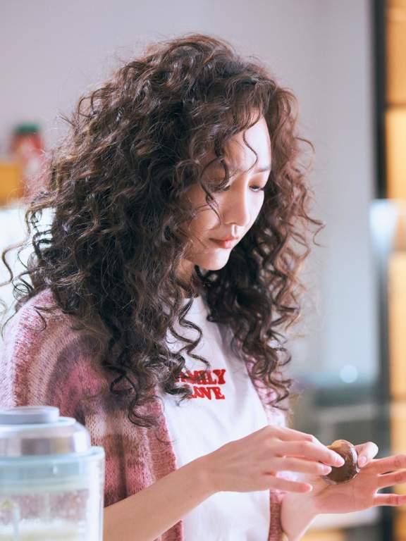 关晓彤卷发双马尾vs王鸥的小卷发,一个元气少女,一个轻熟俏皮