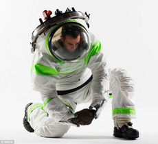 nasa新一代宇航服酷似玩具总动员中英雄着装