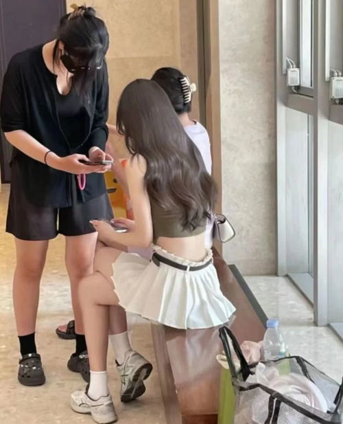 一张女大学生背影对比图,看清穷养和富养的差距,引来近千人点赞