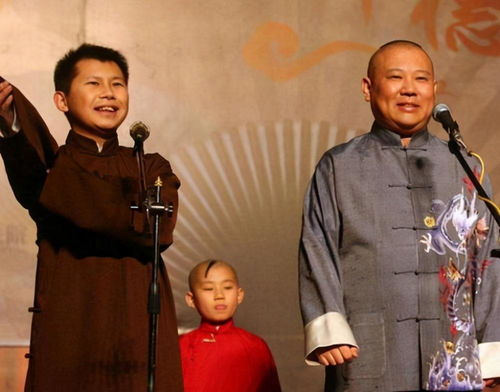 李菁何云伟的师叔,2010年离开德云社,今成郭德纲顶头上司