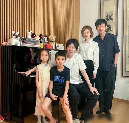 李云迪晒与邓超一家四口合照,等等小花长相曝光,妹妹长得像爸爸