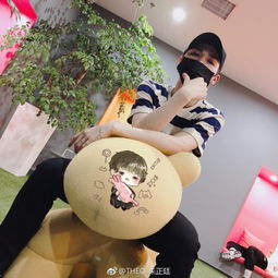 朱正廷与自己卡通形象贴纸合影直呼这个好可爱