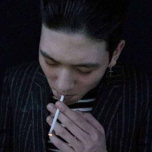 低头吸烟男生霸气头像图片扣扣居
