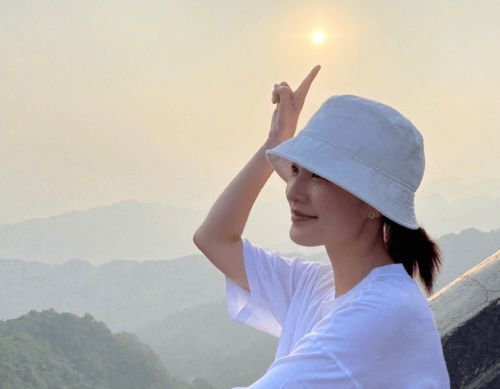 又见李沁出游照,登长城看夕阳,装扮干净清新,很有少女感