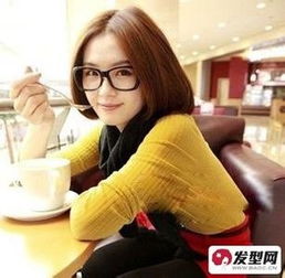 还是女学生,脸小近视戴眼镜适合长发还是短发,我喜欢中分,能给图吗