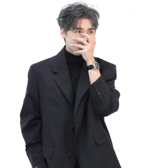 李易峰黑色西服搭配深灰色发系,脸上臃肿消失,那个少年回来了