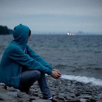 求一个坐着的男生背影的头像,面向大海的跪求图片