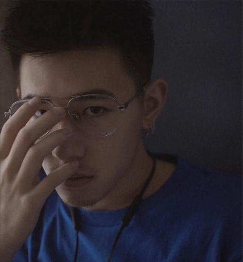 斯文帅气戴着眼镜打着耳环的小哥哥,依稀可见的胡子很有男人味
