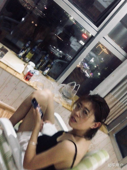 戴眼镜的女生适合哪种短发发型