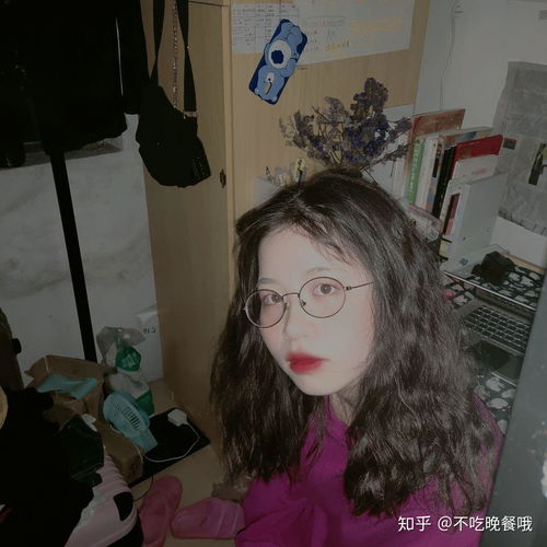 小眼睛单眼皮眼镜女生适合什么短发以及服装搭配