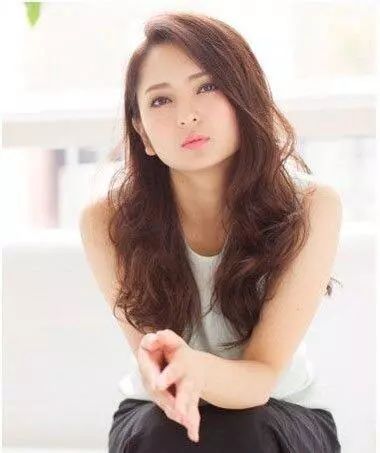 冬天女生这样梳卷发才够美,13款女生冬季常见发型推荐