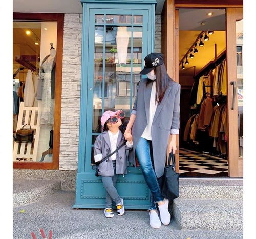 伊能静把女儿当洋娃娃打扮,小米粒穿长裙如邻家女孩儿,萌态十足