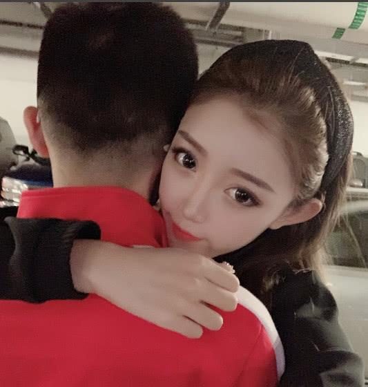 小伊伊吐槽选婚纱太累,牌牌琦的一个举动,让无数人直呼太暖