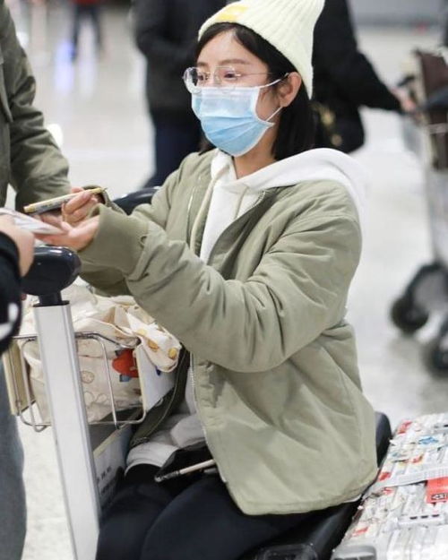 赵奕欢又有新欢携手男伴走机场变俏皮小女人,同穿情侣装太养眼