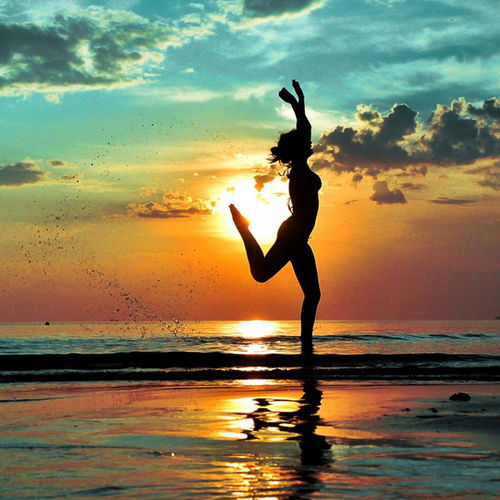 夕阳下海边独舞人